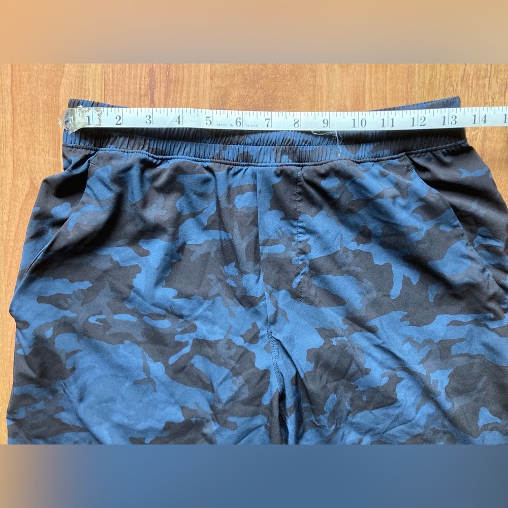 Lululemon Blue Camo Mens Medium T.H.E Shorts 9” Inseam Linerless Performance - Picture 4 of 10